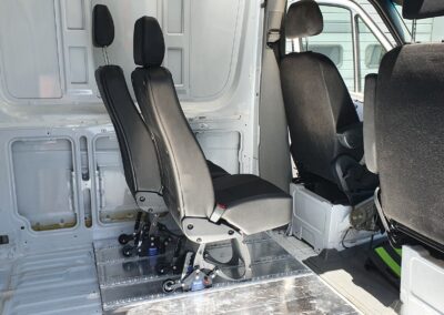 Modulaire camper bouw - Stoelen verschuifbaar op rails voor meer beenruimte
