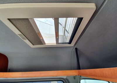 Modulaire camper bouw - Ventilatie luiken met verduistering en insecten hor